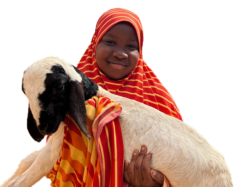 Fillette souriante tenant dans ses bras une chèvre