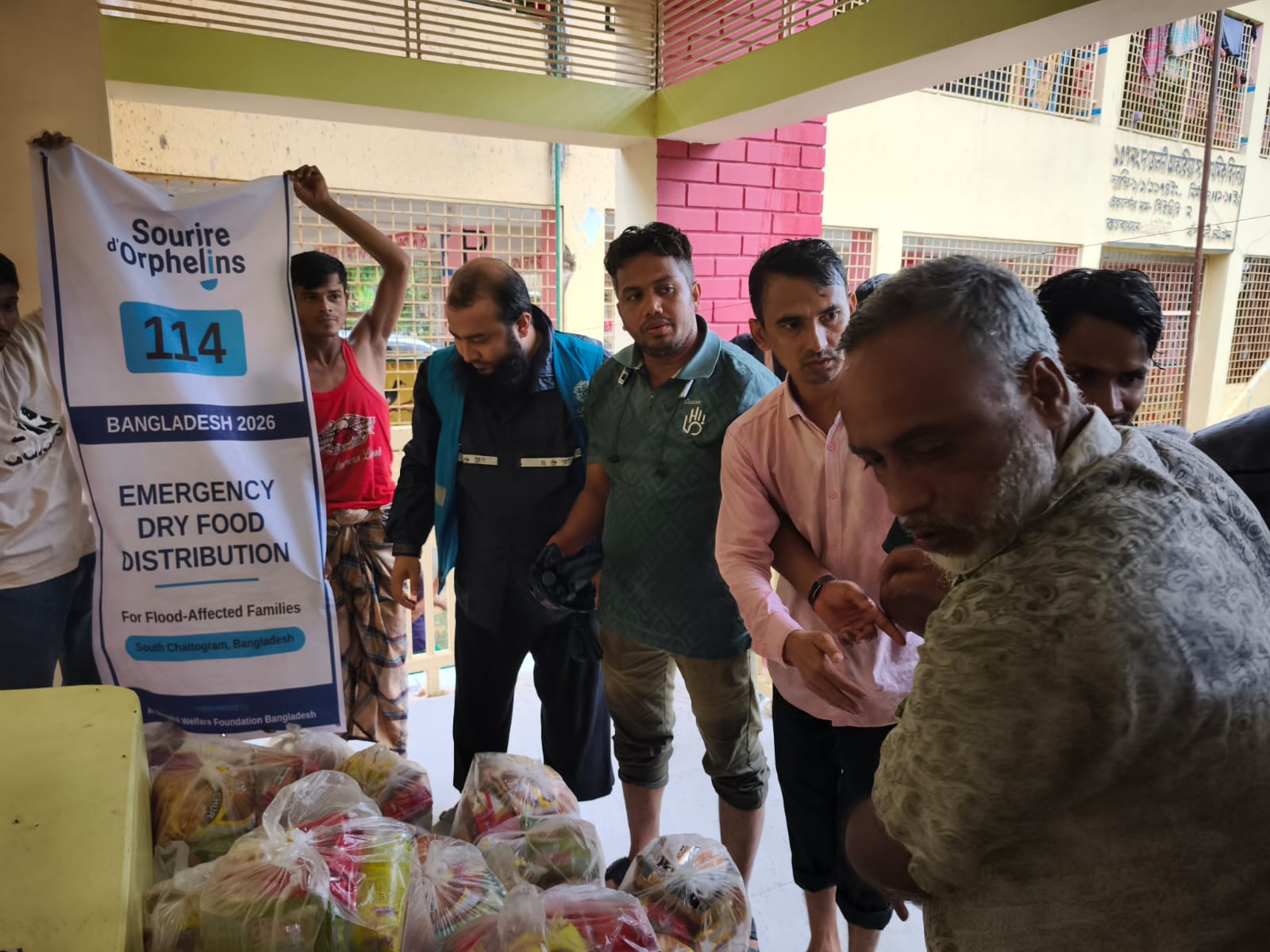 Distribution alimentaire suite aux inondations meurtrières en 2026 au Bangladesh