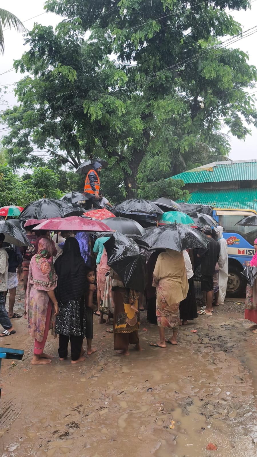 Distribution alimentaire suite aux inondations meurtrières en 2026 au Bangladesh