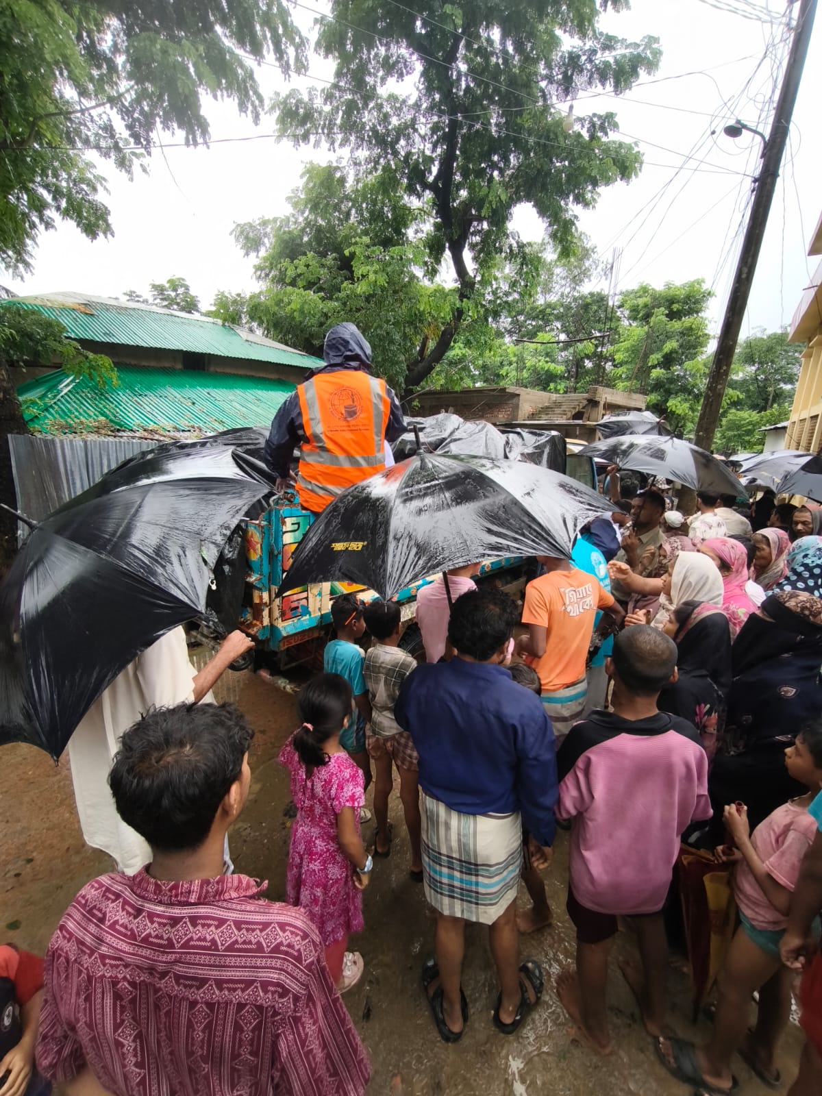 Distribution alimentaire suite aux inondations meurtrières en 2026 au Bangladesh